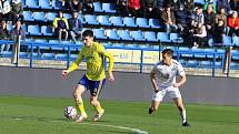 Fotbalisté Zlína (žluté dresy) ve 22. kole první ligy porazili Slovácko 1:0. Regionální derby rozhodl v 82. minutě obránce Martin Cedidla.