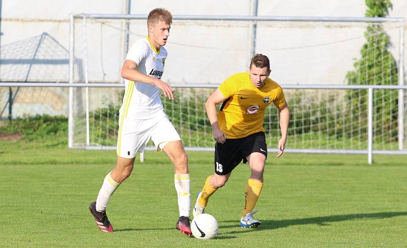 Fotbalisté Zlína B (bílé dresy) v 6. kole MSFL prohráli v Rosicích 1:2.