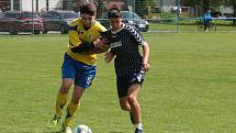 Fotbalisté Lužkovic (tmavé dresy) pod novým trenérem Poláškem nastříleli Pasekám osm branek a vyhráli 8:0