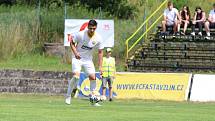 Fotbalisté Zlína B (bílé dresy) v sobotním přípravném zápase na Vršavě remizovali s juniorkou Zbrojovky Brno 2:2.