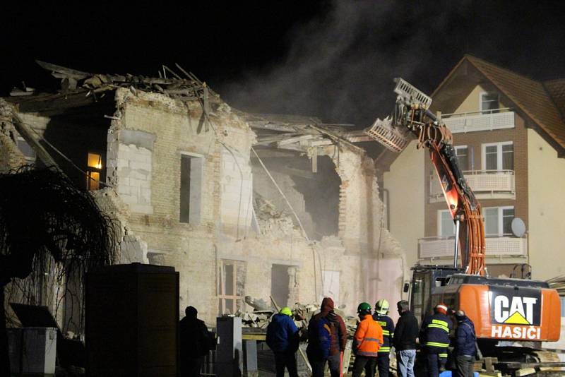 Noční demolice budovy na Sokolské ulici ve Zlíně