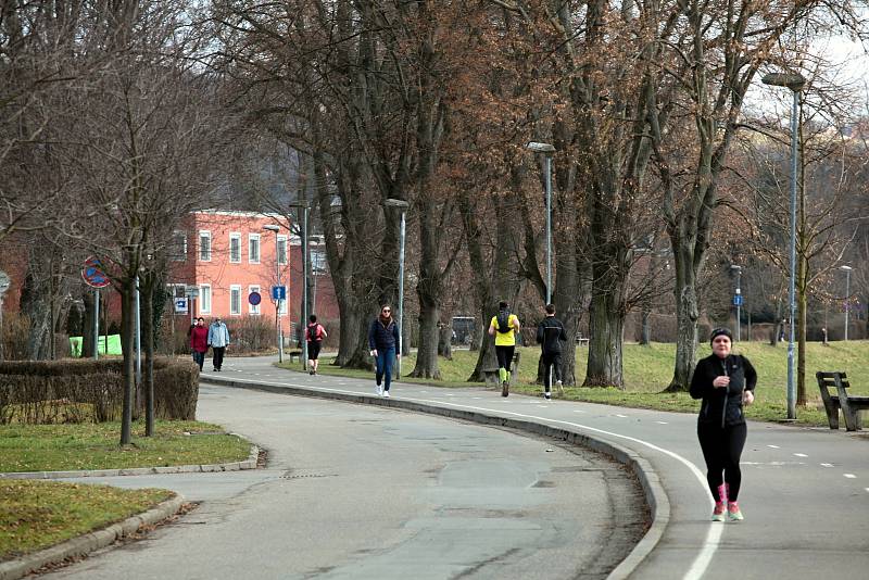 Na kolo, zaběhat si či se jen projít vyrazili lidé také do zlínské městské části Burešov; neděle 28. února 2021