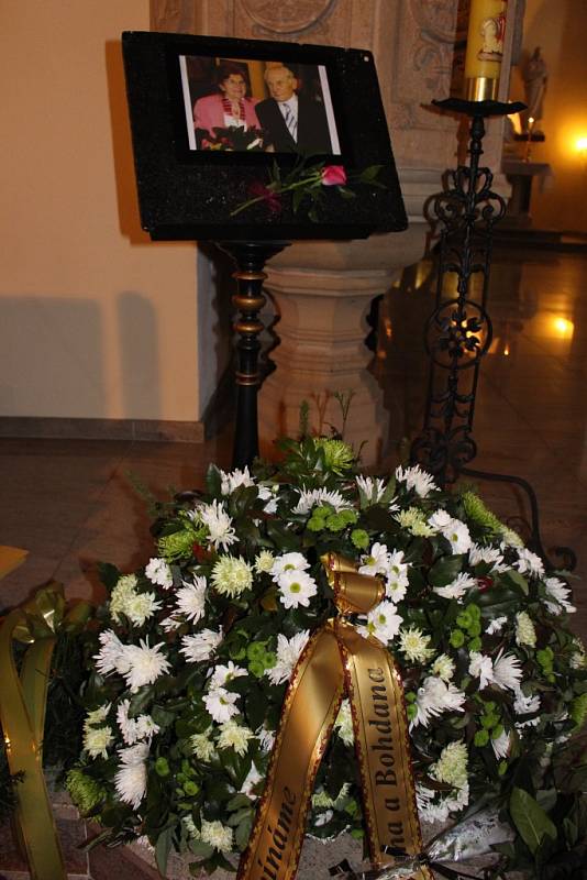 V římskokatolickém kostele v Pozlovicích se v sobotu 30. listopadu konalo poslední rozloučení s Věrou Haluzovou, která byla mimo jiné oblíbenou kantorkou a věnovala se práci s dětmi a mládeží.