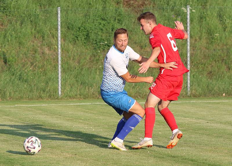 Fotbalisté Otrokovic (v modrobílých dresech) proti Slavičínu potvrdili roli favorita.