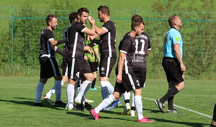 Fotbalisté Březnice (tmavé dresy) proti Lhotě potvrdili roli favorita.