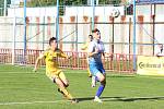 Fotbalisté Otrokovic (modro-bílé dresy) podruhé v sezoně zvítězili, porazili Jihlavu "B" 2:0.