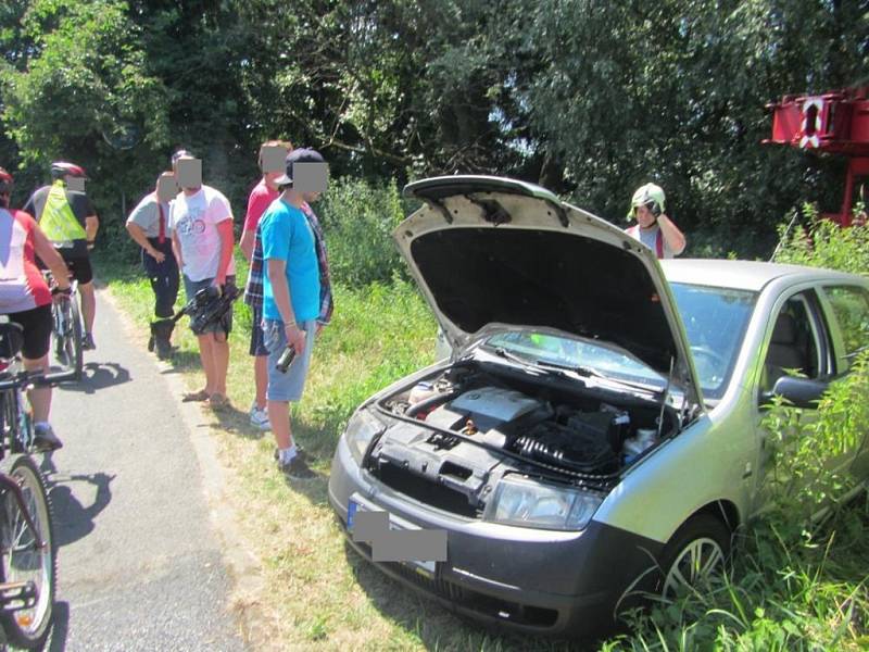 Ve vodě dnes skončil řidič osobního vozidla, který pravděpodobně omylem vjel na cyklostezku u Baťova kanálu mezi Spytihněví a Babicemi. 