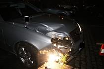 Opilý řidič mercedesu nezvládl odbočovací manévr na Jižních Svazích ve Zlíně a narazil do semaforu.
