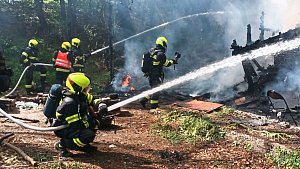 Hasiči zasahují u požáru dřevěného obydlí nedaleko centra Zlína, 12. dubna 2024