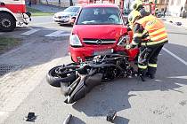 V centru Vizovic se ve čtvrtek 28. dubna 2022 střetlo osobní auto s motocyklistou.