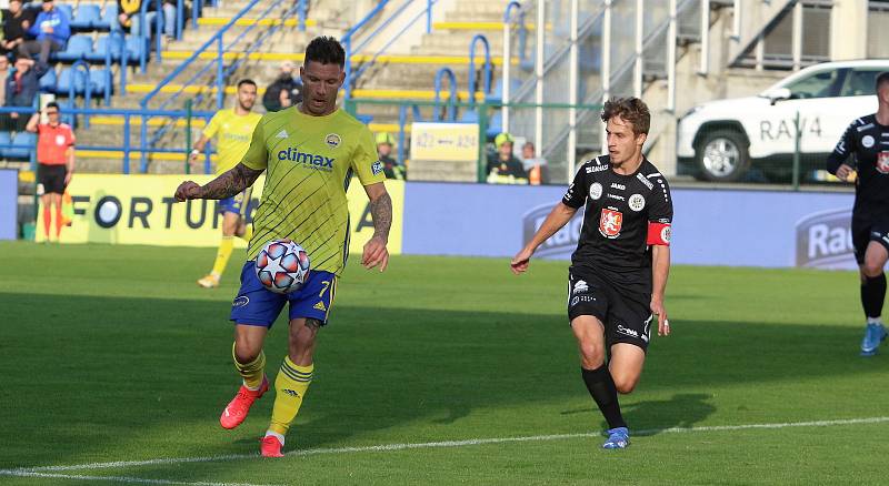 Fotbalisté Zlína (žluté dresy) ve 12. kole FORTUNA:LIHY vyzvali Hradec Králové.