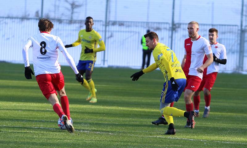 Fotbalisté Zlína (žluté dresy) v sobotním přípravném zápase zdolali třetiligovou Hanáckou Slavii Kroměříž 2:0.