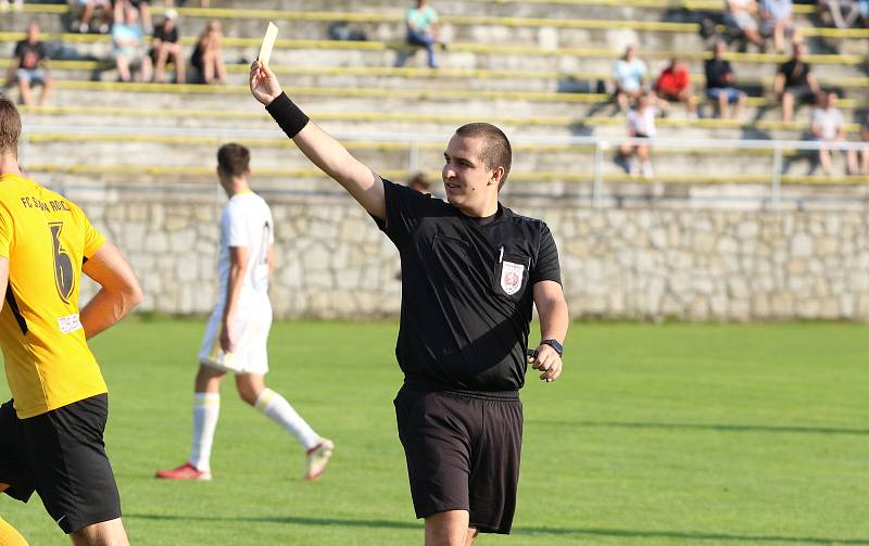 Fotbalisté Zlína B (bílé dresy) v 6. kole MSFL prohráli v Rosicích 1:2.