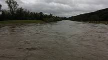 Vytrvalý déšť ve Zlínském kraji zaplavil cesty, zvedl hladiny řek. Bělovský jez