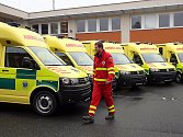 Šest nových sanitních vozů zdravotnické záchranné služby Zlínského kraje.