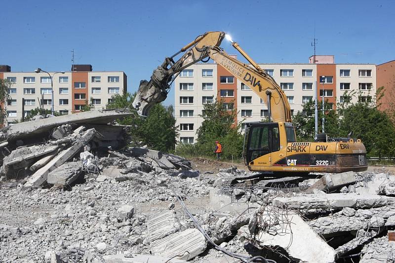 Demolice nedostavěného obchodního domu ve Zlíně na Jižních svazích.