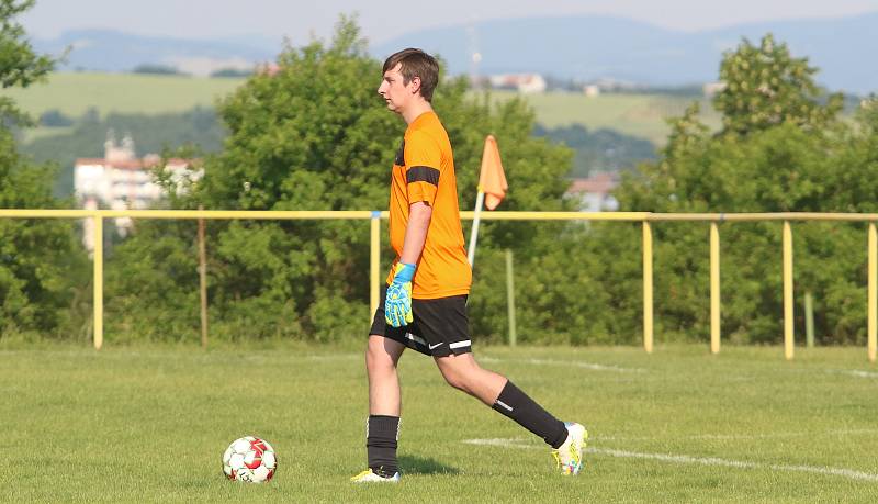 V rámci přípravy na nový soutěžní ročník se v sobotu odpoledne utkali dva rivalové fotbalové I. B třídy skupiny B - Mladcová (v červeném) s Lužkovicemi.