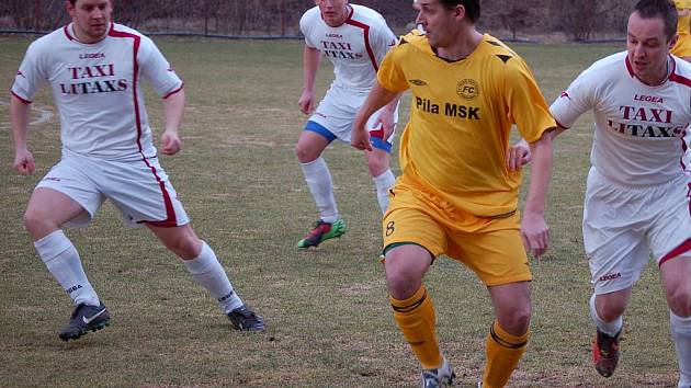 Fotbalisté Dolního Němčí (ve světlém) na Valašsku zklamali a během zápasu krajského přeboru ve Velkých Karlovicích si nevypracovali ani jednu šanci. Nakonec odešli zaslouženě poraženi 0:2. 