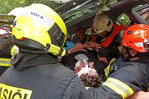 Hasiči vyprošťují řidiče zaklíněného v autě po nehodě v Biskupicích na Zlínsku.