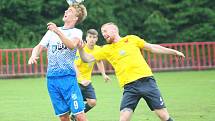 Otrokovičtí fotbalisté (v bílomodrých dresech) zvítězili ve 28. kole Fortuna MSFL nad Kroměříží 2:0 a zvýšili šance na záchranu třetiligové soutěže.