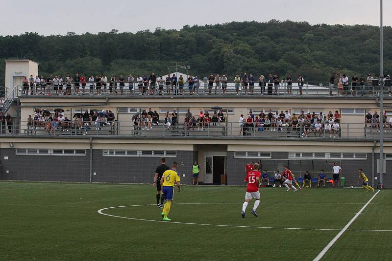 Fotbalisté Uherského Brodu (červené dresy) zvítězili v předkole MOL Cupu nad domácím Baťovem 5:0.