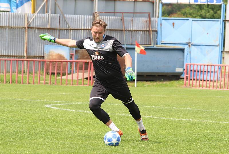 Fotbalisté Otrokovic (v bílých dresech) si v sobotu dokázali poradit s divizním Přerovem 4:2.