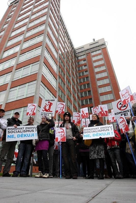 Demonstrace proti KSČM před krajským úřadem ve Zlíně.