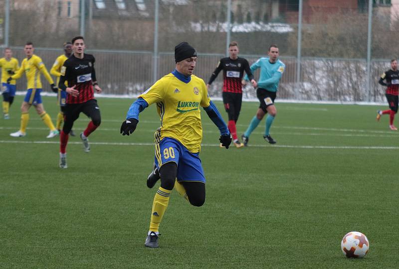 Fotbalisté Zlína (ve žlutých dresech) v dalším přípravném zápase zdolali druholigovou Opavu 2:0. Druhý sobotní duel Fastavu a Slezského FC skončil remízou 3:3.