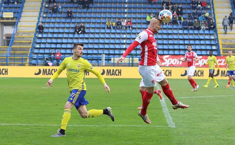 Fotbalisté Zlína (žluté dresy) se ve 26. kole FORTUNA:LIGY utkali s předposledními Pardubicemi.