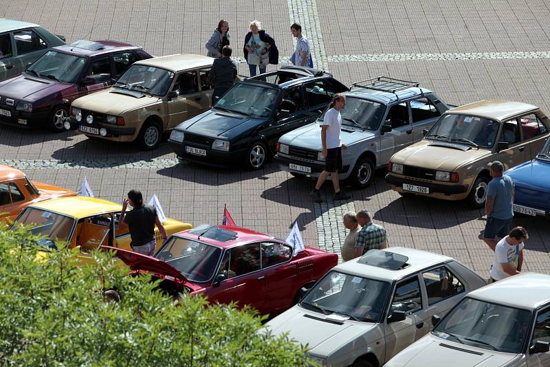 Již 8. ročník tradičního zlínského setkání všech majitelů vozů značky Škoda vyrobených do roku 1994. Náměstí Míru ve Zlíně.