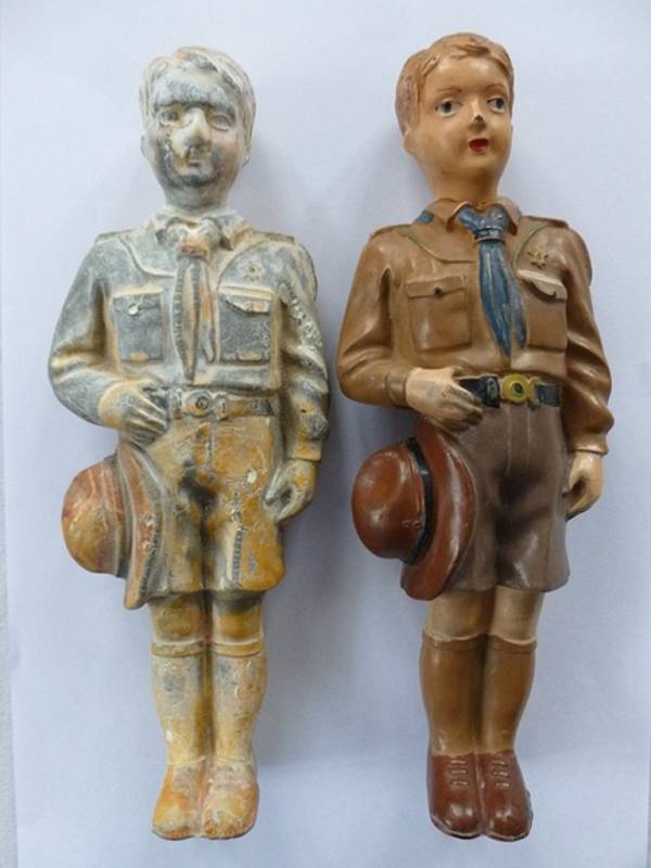 PŘED A PO OPRAVĚ. Figurku z gumy ztvárňující Baťova skauta mohou zhlédnout návštěvníci muzea ve Zlíně.