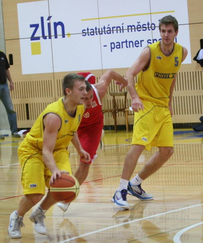 Prvoligoví basketbalisté Zlína (ve žlutém) proti Hradci Králové. 