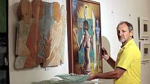 Výstava - Žena 100 x jinak - v Art Galerii ve Zlíně. Galerista Luděk Pavézka i staluje obraz Miroslava Göttlicha.