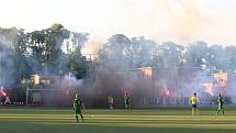 Fotbalisté Baťova (ve žlutém), vítěz krajského přeboru, se se soutěží rozloučili vysokým vítězstvím 9:0 nad Boršicemi. Foto: pro Deník/Jan Zahnaš