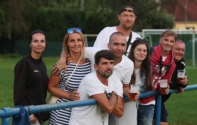 Dvizní fotbalisté Slavičína (v modrém) v rámci středečního 1. kola MOL Cupu doma vyřadili třetiligový Frýdek-Místek v prodloužení 3:2. 