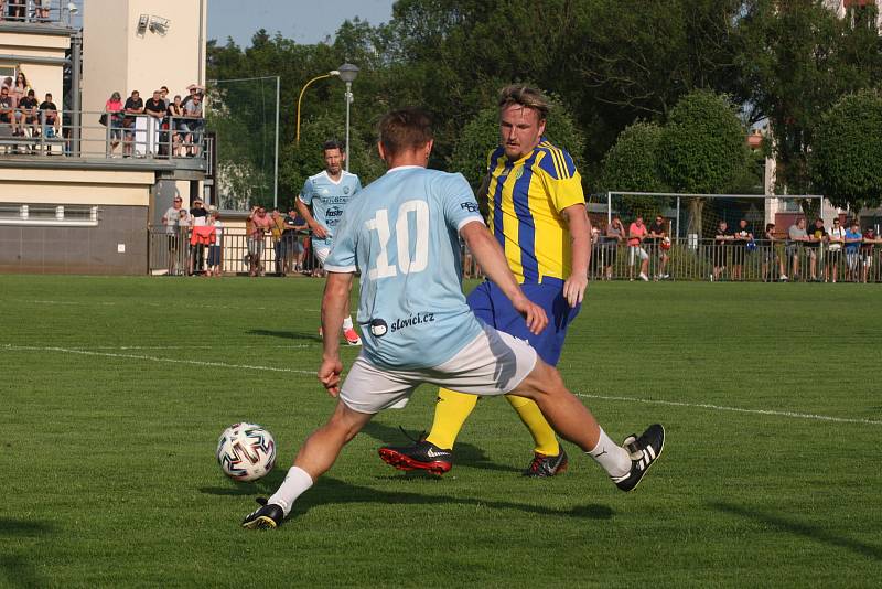 Fotbalisté Baťova (žlutomodré dresy) prohráli při benefičním utkání s Výběrem kraje 5:6.