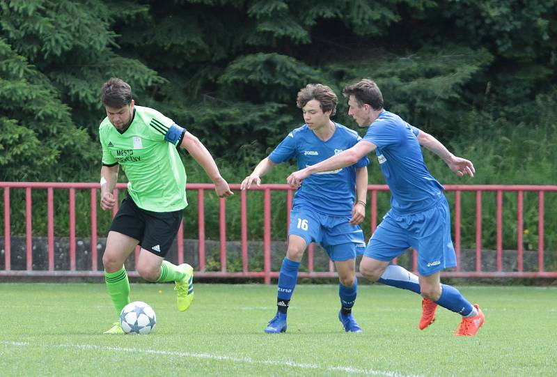 Fotbalisté Koryčan (v zelených dresech) zvítězili na hřišti v Otrokovicích nad tamní rezervou 3:2.