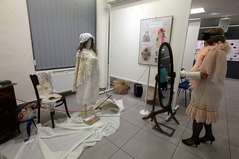 Výstava Kouzelné módní doplňky v  Městské galerii v Otrokovicích.Módní přehlídka.