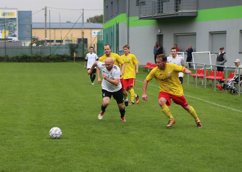 Fotbalové Příluky "B" (žluté dresy) v sobotním 7. kole IV. B třídy poprvé v sezoně bodovaly, rovnou zvítězily. Doma porazily Trnavu 4:3.