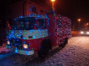Vánoční Avia po roce brázdí ulice Slavičína. Vozí čaj, svařák a dobrou náladu