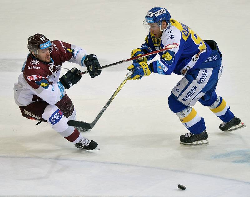 Čtvrtfinále play off hokejové extraligy - 2. zápas: HC Sparta Praha - PSG Zlín, 17. března v Praze. Brankář Sparty Tomáš Pöpperle inkasuje čtvrtý gól.