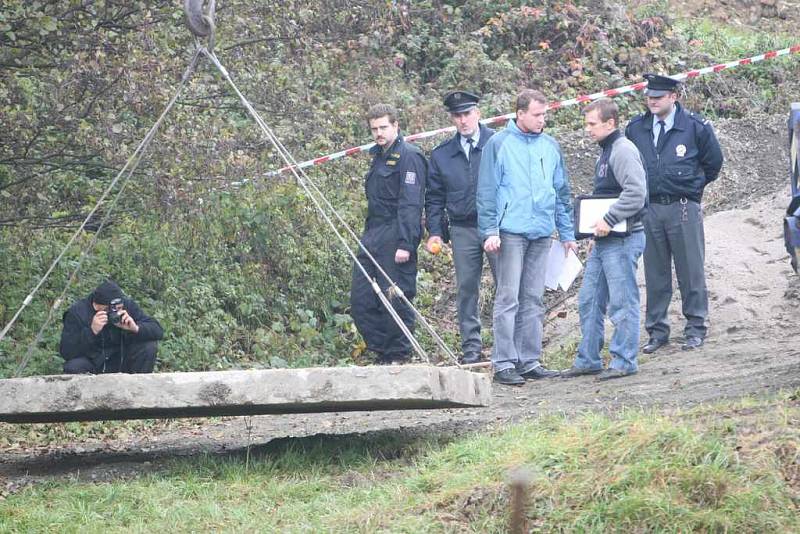 Policejní fotograf dokumentuje místo, kde proud zabil dělníka