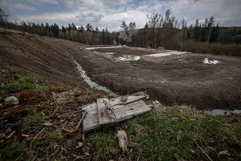 Zbytky betonových základů skladu číslo 12 v areálu ve Vrběticích, 3. května 2021. Ve Vrběticích v roce 2014 explodoval muniční sklad. Po sedmi letech vyšlo najevo podezření na zapojení ruské tajné služby (GRU a SVR) do výbuchu.