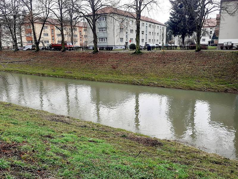 Zakalená Dřevnice vylekala obyvatele Zlína. Podle vodohospodářů nešlo o žádné znečištění.