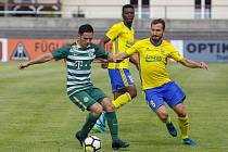 Fotbalisté Zlína na soustředění v Rakousku remizovali s Ferencvárošem 1:1. Na snímku bojuje o míč záložník Fastavu Petr Jiráček (vpravo).