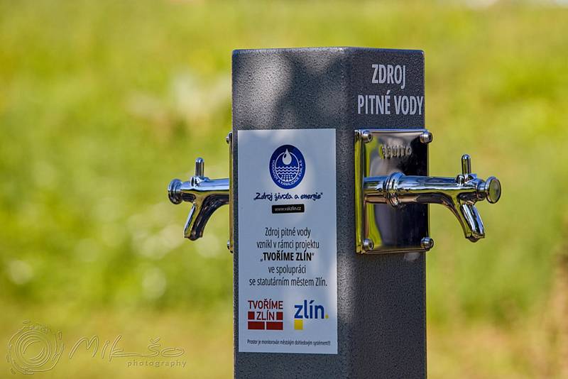 Nové pítko v parčíku na rohu Sokolské ulice a Fügnerova nábřeží