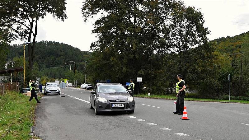 Policisté kontrolují ve čtvrtek 29. září 2022 v Brumově-Bylnici vozidla na hraničním přechodu se Slovenskem.