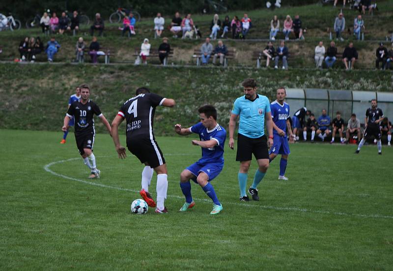 Fotbalisté Březnice (černé dresy) slaví historický postup do semifinále Poháru KFS.