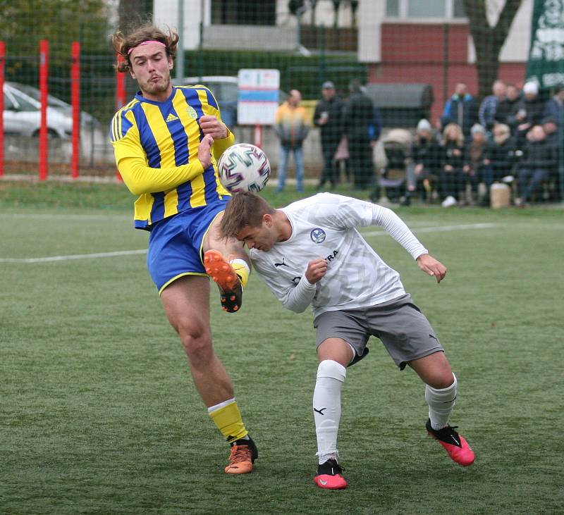 Divizní fotbalisté Baťova (ve žlutém) nevyužili v sobotní dohrávce 10. kola možnost vyhoupnout se na třetí místo skupiny E a nakonec v přestřelce se Všechovicemi zachraňovali remízu 4:4.