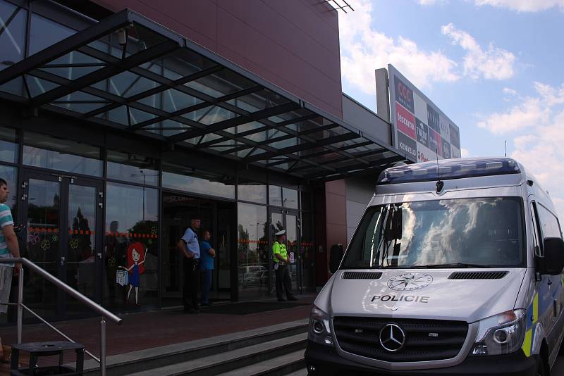 Evakuace zaměstnanců a zákazníků v obchodním centru ve Zlíně Malenovicích